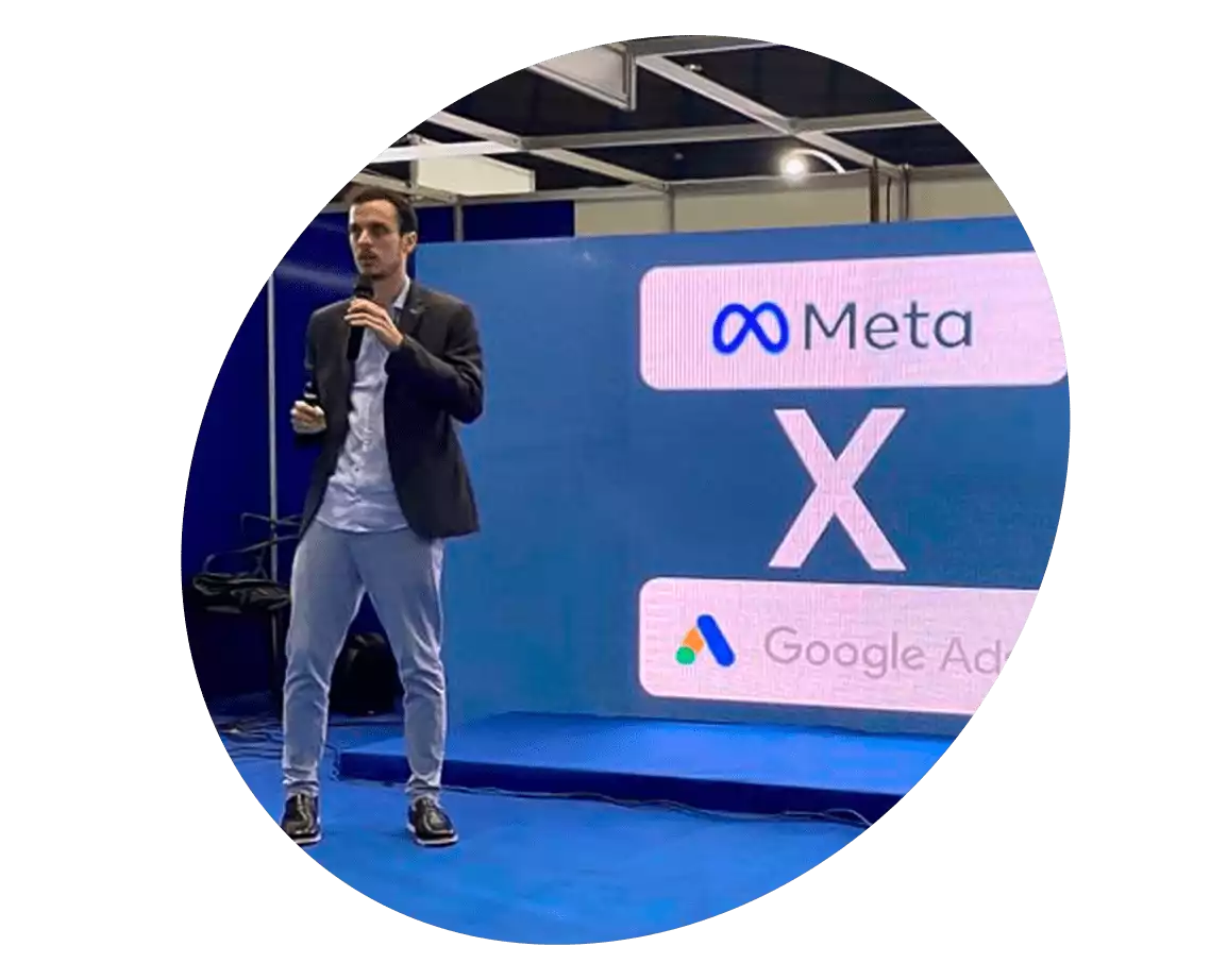 Lucas Keller palestrando sobre Meta Ads e Google Ads